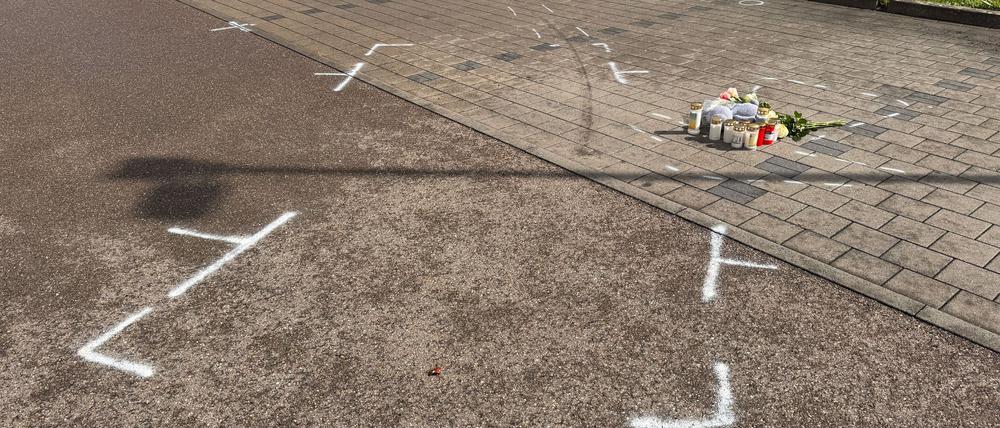 Markierungen mit Sprühfarben und Trauerbekundungen sind auf einem Parkplatz zu sehen. Nach einem Streit auf einem Parkplatz soll ein 18-Jähriger einen 12 Jahre alten Jungen in Niedernhall (Hohenlohekreis) mit dem Auto verfolgt, angefahren und tödlich verletzt habe. 