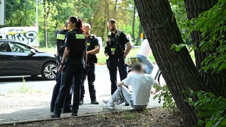 Polizisten stehen an der Unfallstelle in Berlin-Wedding. (Archivbild) 
