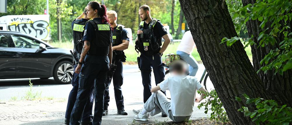 Polizisten stehen an der Unfallstelle in Berlin-Wedding. (Archivbild) 