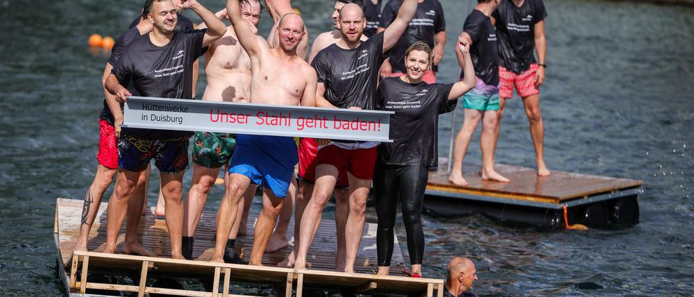 Demo mit Spaßfaktor: Arcelormittal-Beschäftigte in Duisburg fordern den Erhalt ihrer Arbeitplätze mit einer ungewöhnlichen Aktion.