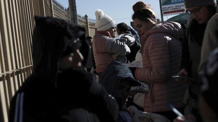 Migranten, die einen Termin haben, warten an der internationalen Brücke Paso del Norte in Ciudad Juarez, Mexiko, an der Grenze zu den USA, auf die Übergabe ihrer Dokumente an US-Einwanderungsbeamte im Rahmen ihrer Asylanträge.