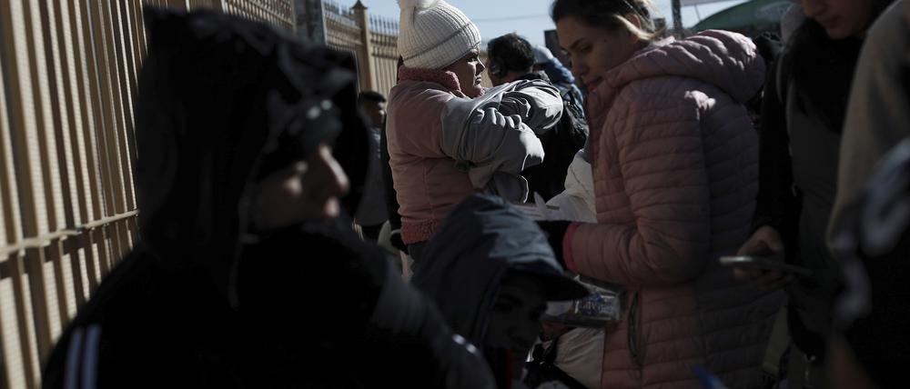 Migranten, die einen Termin haben, warten an der internationalen Brücke Paso del Norte in Ciudad Juarez, Mexiko, an der Grenze zu den USA, auf die Übergabe ihrer Dokumente an US-Einwanderungsbeamte im Rahmen ihrer Asylanträge.