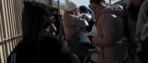 Migranten, die einen Termin haben, warten an der internationalen Brücke Paso del Norte in Ciudad Juarez, Mexiko, an der Grenze zu den USA, auf die Übergabe ihrer Dokumente an US-Einwanderungsbeamte im Rahmen ihrer Asylanträge.