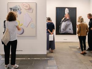 Die Berliner Galerie FeldbuschWiesnerRudolph bietet auf der Messe Bilder von  Marlen Letetzki (l.) and Thorsten Brinkmann an. 
