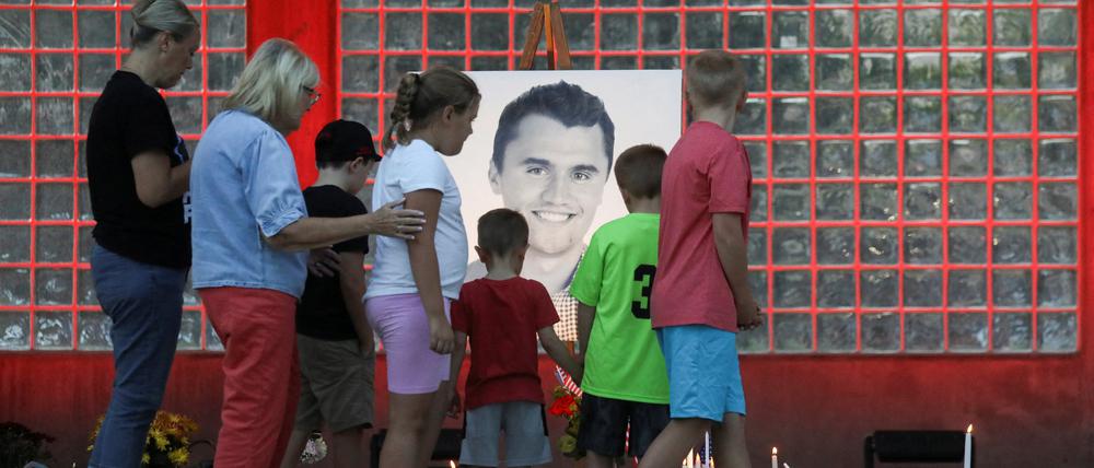 Im Zentrum der Stadt Orem, in der das Attentat auf Charlie Kirk stattfand, wurde ein Gedenkort eingerichtet.