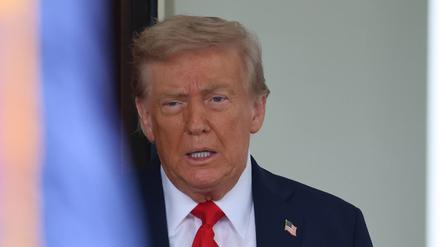 US-Präsident Donald Trump begrüßt Reporter am Eingang zum Oval Office in Washington (Symbolbild).