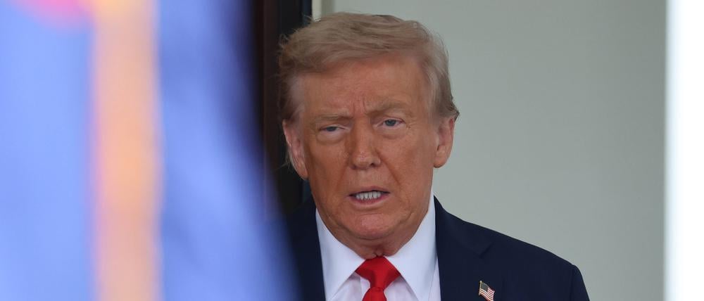 US-Präsident Donald Trump begrüßt Reporter am Eingang zum Oval Office in Washington (Symbolbild).