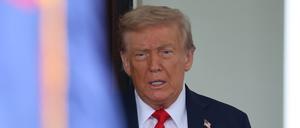 US-Präsident Donald Trump begrüßt Reporter am Eingang zum Oval Office in Washington (Symbolbild).