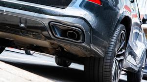 Ein dunkler SUV steht auf einem Parkplatz in Brüssel.