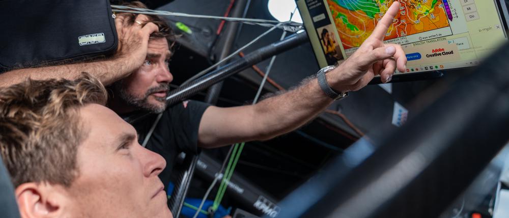 Zeig mir den Weg. Boris Herrmann (hinten) erörtert an Bord der Malizia mit seinem Co-Skipper und Navigator Will Harris mögliche Routen beim Ocean Race Europe. 