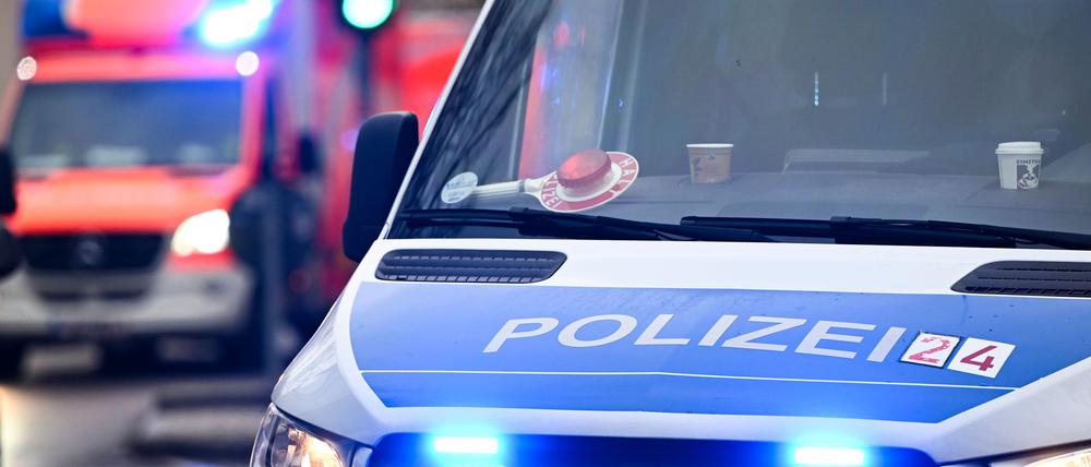 Ein Polizeiauto und ein Rettungswagen mit Blaulicht. (Symbolbild)
