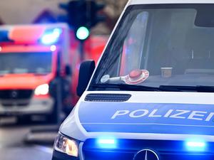 Ein Polizeiauto und ein Rettungswagen mit Blaulicht.