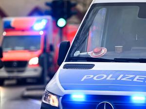 Ein Polizeiauto und ein Rettungswagen mit Blaulicht.