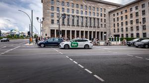 Ein Mietwagen mit Werbung des Plattformunternehmens Bolt fährt durch Berlin.