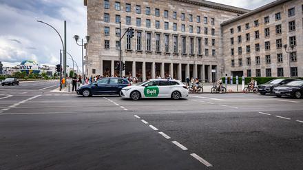 Ein Mietwagen mit Werbung des Plattformunternehmens Bolt fährt durch Berlin.