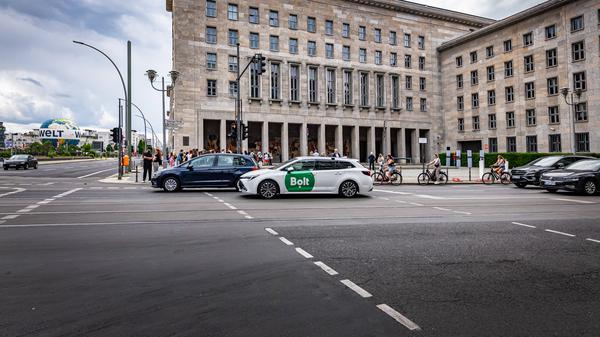 Ein Mietwagen mit Werbung des Plattformunternehmens Bolt fährt durch Berlin.