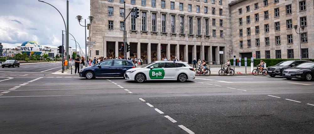 Ein Mietwagen mit Werbung des Plattformunternehmens Bolt fährt durch Berlin.