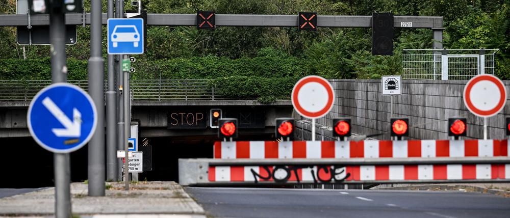 08.09.2025, Berlin: Abgesperrt ist die Zufahrt zum  Tiergartentunnel. Foto: Britta Pedersen/dpa +++ dpa-Bildfunk +++