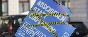Ein zerfetztes Wahlplakat der AfD zur Kommunalwahl 2025 in NRW, überklebt mit Aufklebern mit der Aufschrift 