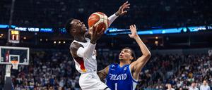 Dennis Schröder (l.) zeigte sich gegen Finnland endlich wieder treffsicher.