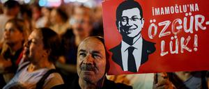 Dem Istanbuler Bürgermeister Ekrem Imamoglu droht jahrelange Haft wegen angeblicher Urkundenfälschung.