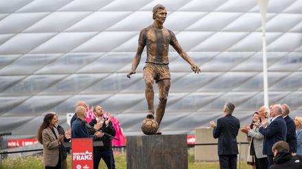 Die Statue zu Ehren von Franz Beckenbauer wird offiziell eingeweiht. 