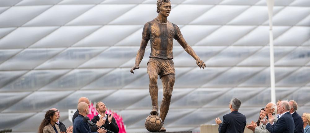 Die Statue zu Ehren von Franz Beckenbauer wird offiziell eingeweiht.