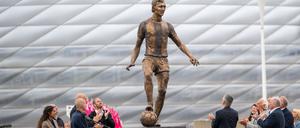 Die Statue zu Ehren von Franz Beckenbauer wird offiziell eingeweiht. 