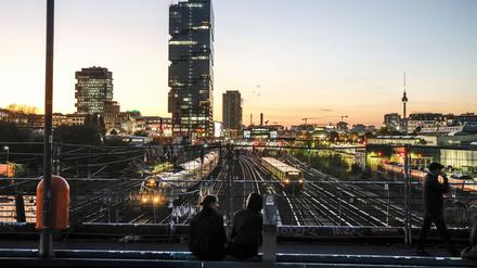 Blick auf Bahngleise, Züge und den 140 Meter hohen Amazon-Büroturm.