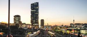 Blick auf Bahngleise, Züge und den 140 Meter hohen Amazon-Büroturm.