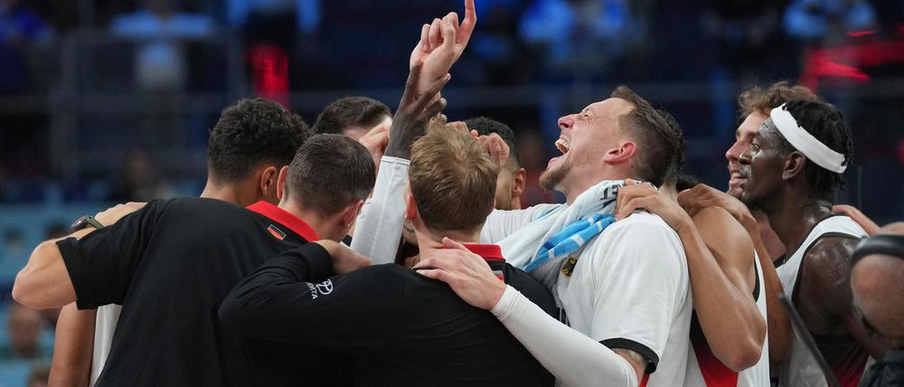 Gemeinsamer Jubel der Basketballer nach dem Finaleinzug.