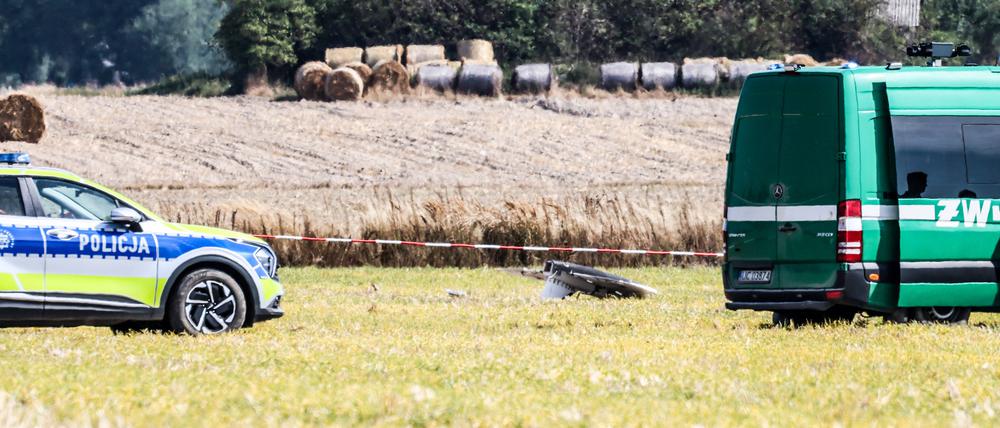 Fragmente einer Drohne sind im Dorf Wohyn im Osten Polens zu sehen.