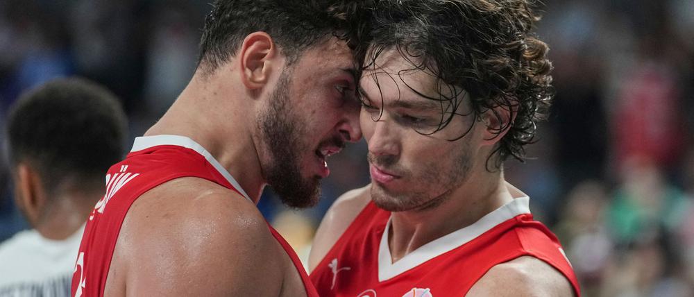 Der türkische NBA-Star Alperen Sengun (l) fordert im EM-Finale die deutschen Basketballer.