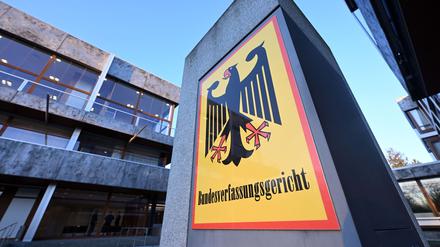 Ein Hinweisschild mit Bundesadler und dem Schriftzug „Bundesverfassungsgericht“, aufgenommen vor dem Gericht.+