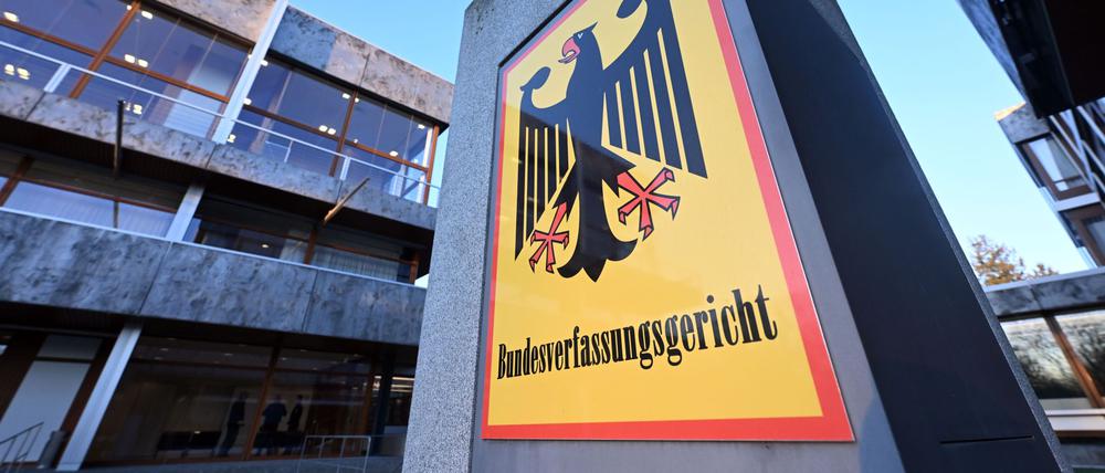 Ein Hinweisschild mit Bundesadler und dem Schriftzug „Bundesverfassungsgericht“, aufgenommen vor dem Gericht.+