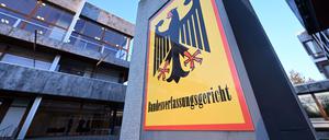Ein Hinweisschild mit Bundesadler und dem Schriftzug „Bundesverfassungsgericht“, aufgenommen vor dem Gericht.+