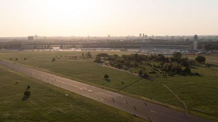 Auf dem Tempelhofer Feld werden beim Tag des offenen Denkmals drei Führungen angeboten. (Archivbild)
