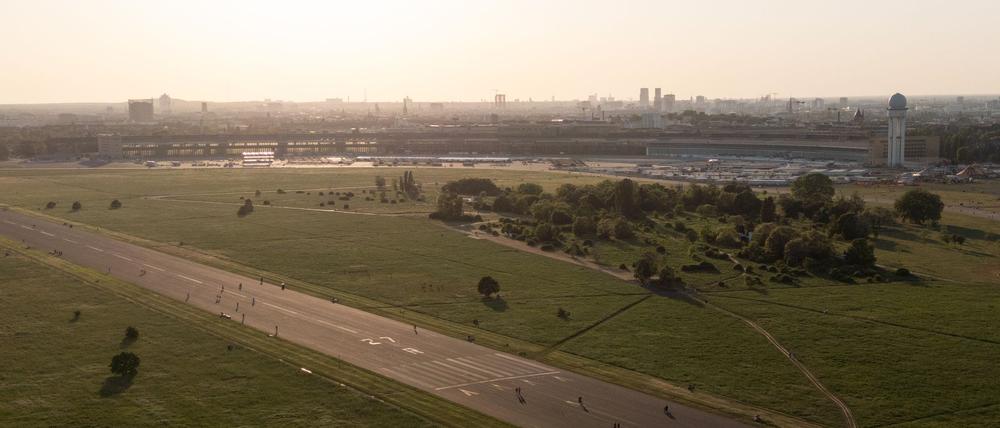 Auf dem Tempelhofer Feld werden beim Tag des offenen Denkmals drei Führungen angeboten. (Archivbild)