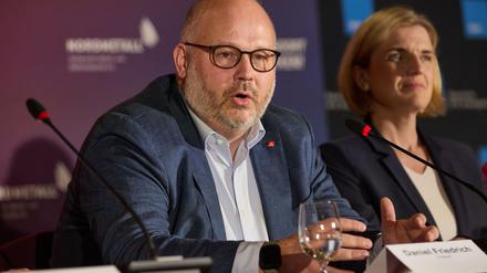 Bezirksleiter Friedrich, hier neben Lürssen-Managerin Lena Ströbele, will Sicherheit für die Beschäftigten der NVL-Werften. (Archivbild)