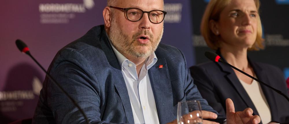 Bezirksleiter Friedrich, hier neben Lürssen-Managerin Lena Ströbele, will Sicherheit für die Beschäftigten der NVL-Werften. (Archivbild) 