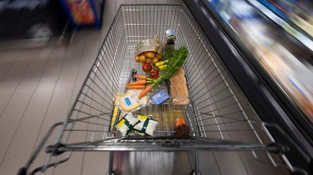 Ein Einkaufswagen mit Lebensmitteln in einem Supermarkt. 