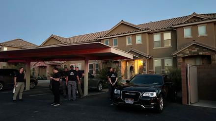 Ermittler vor dem Haus, in dem Tyler R. in St. George lebte. Er teilte sich die Wohnung mit einem Mitbewohner.