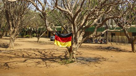 Eine Deutschlandfahne haengt in einem Baum. Katibougou, Mali.