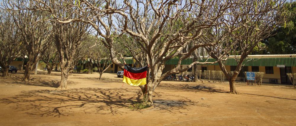 Eine Deutschlandfahne haengt in einem Baum. Katibougou, Mali.