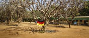 Eine Deutschlandfahne haengt in einem Baum. Katibougou, Mali. 