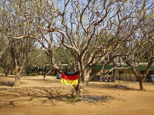 Eine Deutschlandfahne haengt in einem Baum. Katibougou, Mali. 