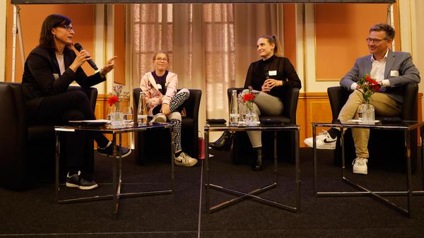 Wie schätzen Sie die Bedeutung des Engagements junger Menschen ein, Herr Tretbar? Anne Jeglinski, Stv. Geschäftsführerin beim Paritätischen, Josefine Przybyl und Maria Faust vom Boeseclub (v.l.).
