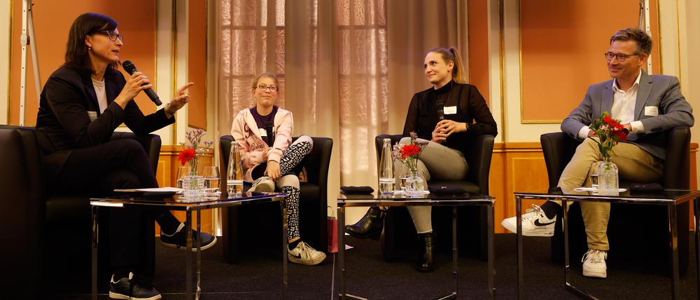 Wie schätzen Sie die Bedeutung des Engagements junger Menschen ein, Herr Tretbar? Anne Jeglinski, Stv. Geschäftsführerin beim Paritätischen, Josefine Przybyl und Maria Faust vom Boeseclub (v.l.).