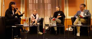 Wie schätzen Sie die Bedeutung des Engagements junger Menschen ein, Herr Tretbar? Anne Jeglinski, Stv. Geschäftsführerin beim Paritätischen, Josefine Przybyl und Maria Faust vom Boeseclub (v.l.).