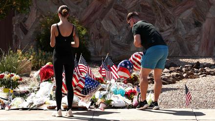 Menschen trauern um den ermordeten Charlie Kirk.